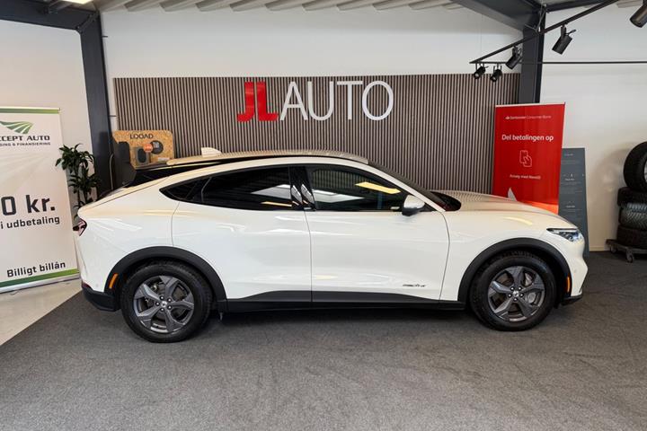 Hvid Ford Mustang Mach-E fra 2023
