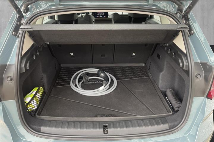 Grøn BMW iX1 fra 2024