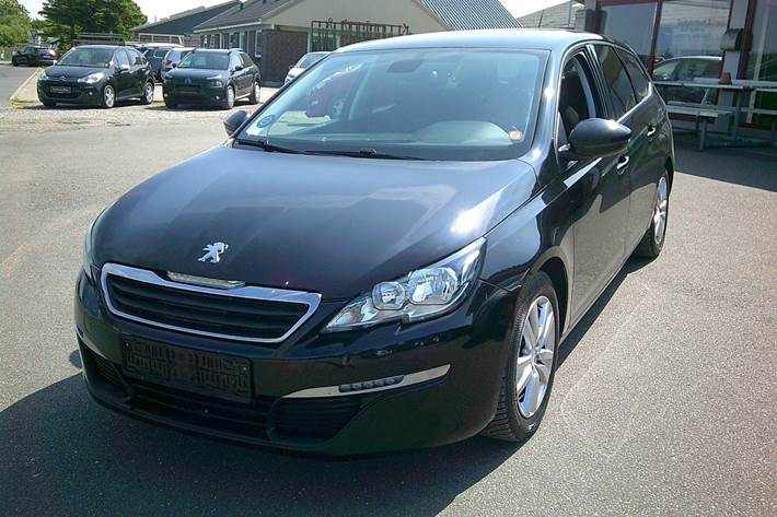 Gul Peugeot 308 fra 2016