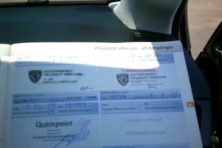 Gul Peugeot 308 fra 2016