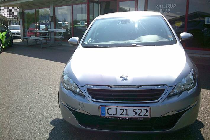 Gul Peugeot 308 fra 2015