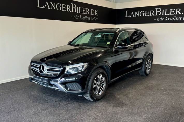 Sort Mercedes GLC250 fra 2017 set udefra