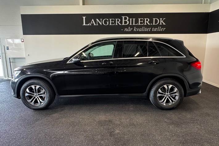 Sort Mercedes GLC250 fra 2017 set udefra