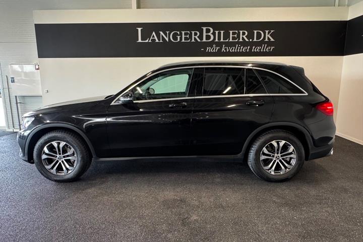 Sort Mercedes GLC250 fra 2017 set udefra
