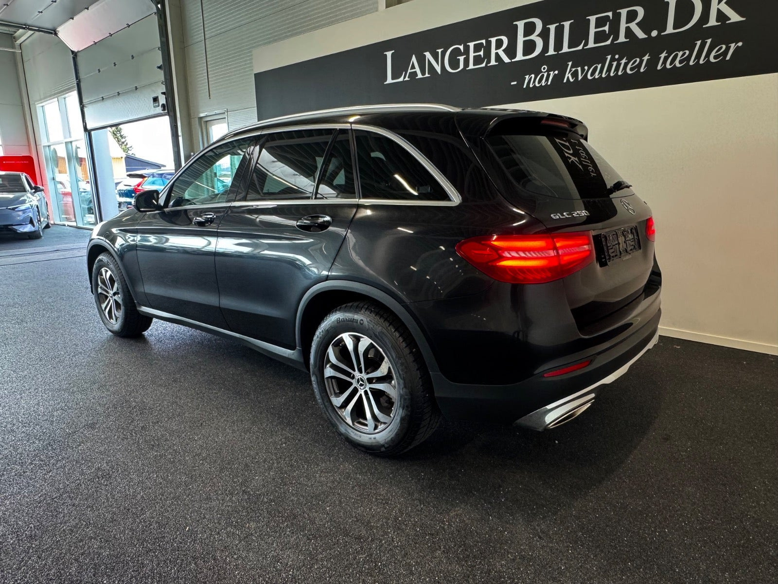 Sort Mercedes GLC250 fra 2017 set udefra