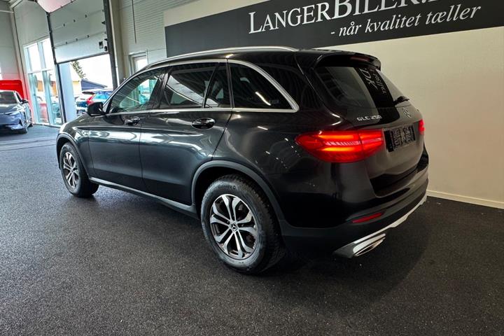 Sort Mercedes GLC250 fra 2017 set udefra