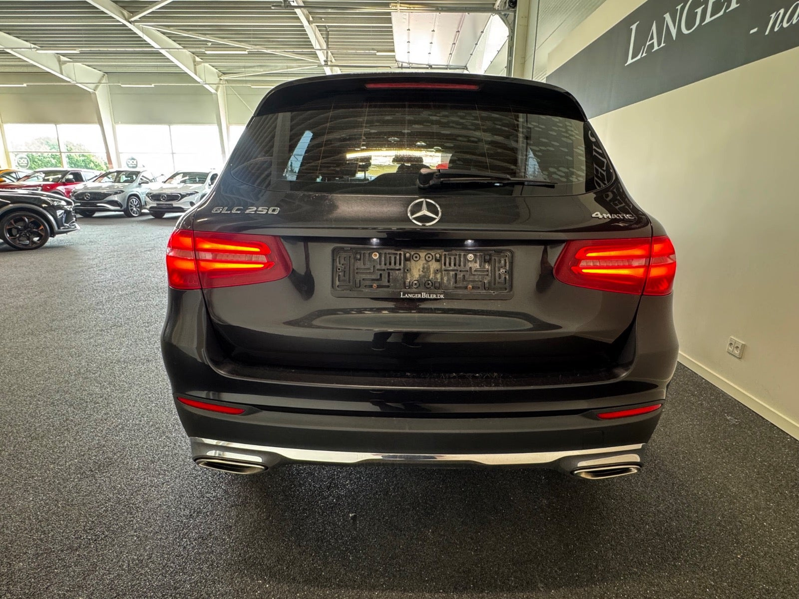 Sort Mercedes GLC250 fra 2017 set udefra