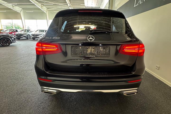 Sort Mercedes GLC250 fra 2017 set udefra