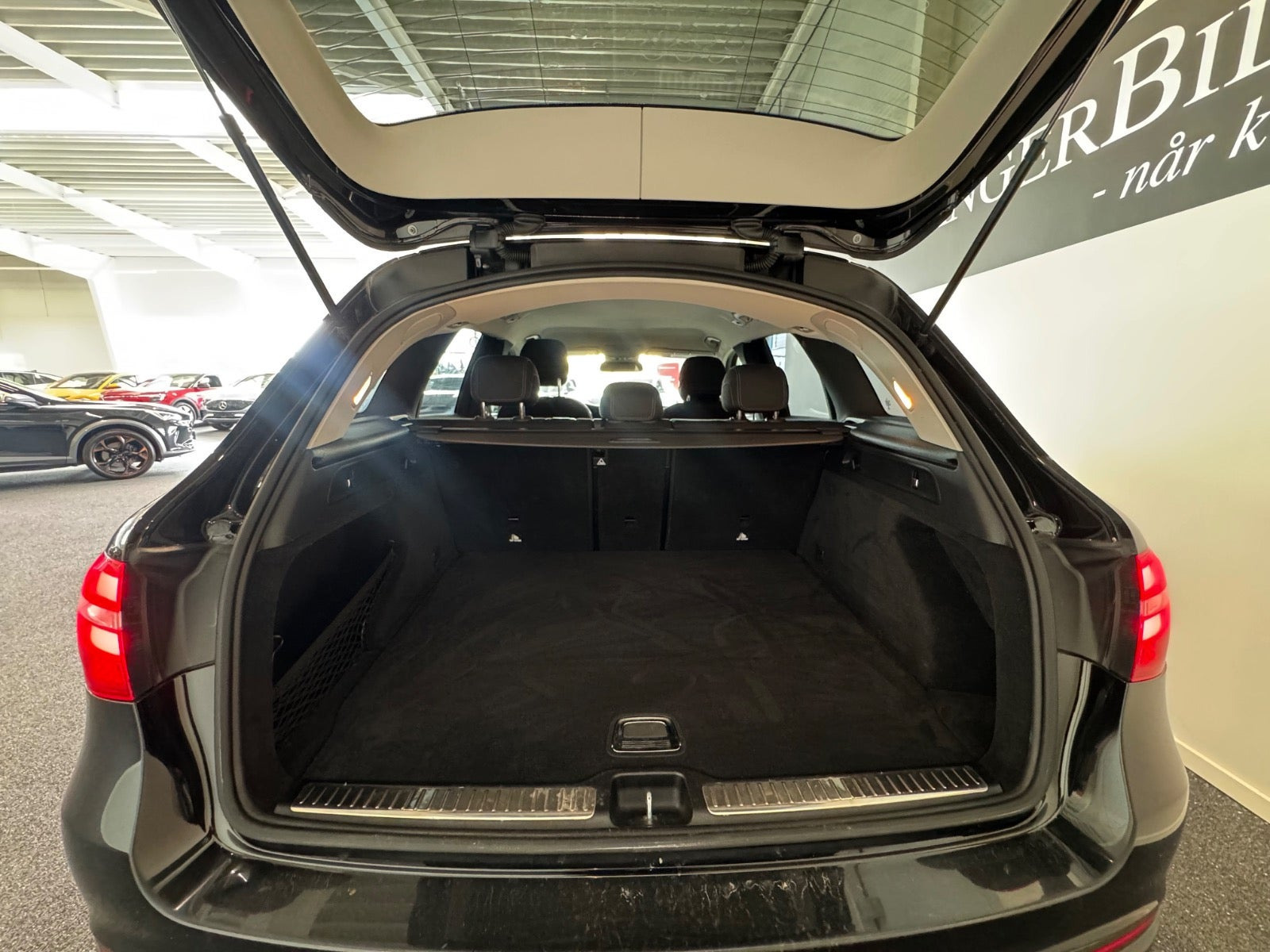 Sort Mercedes GLC250 fra 2017 set indefra