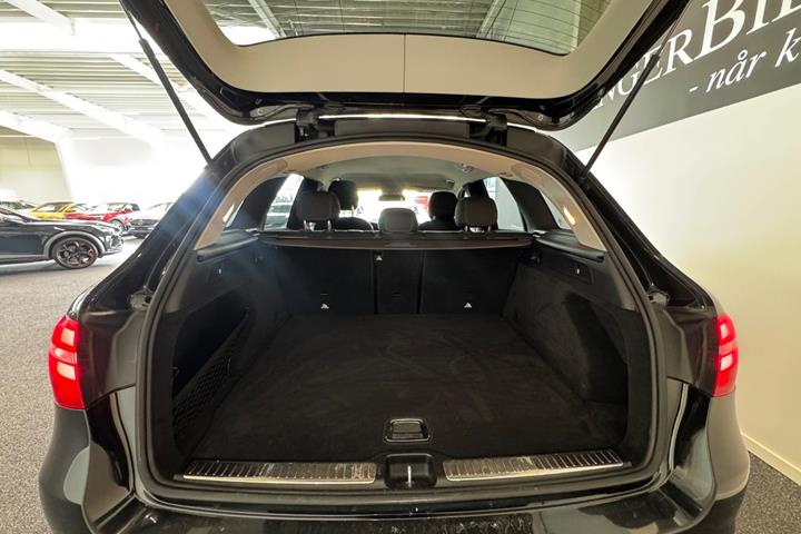 Sort Mercedes GLC250 fra 2017 set indefra
