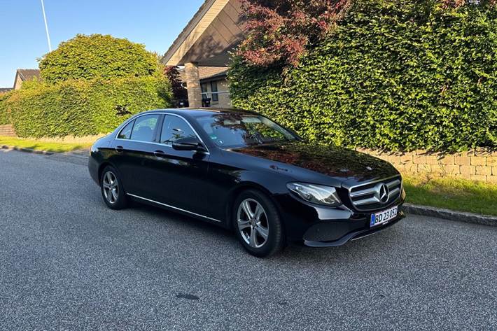 Sort Mercedes E220 d fra 2017