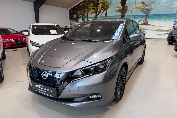 Grå Nissan Leaf fra 2022