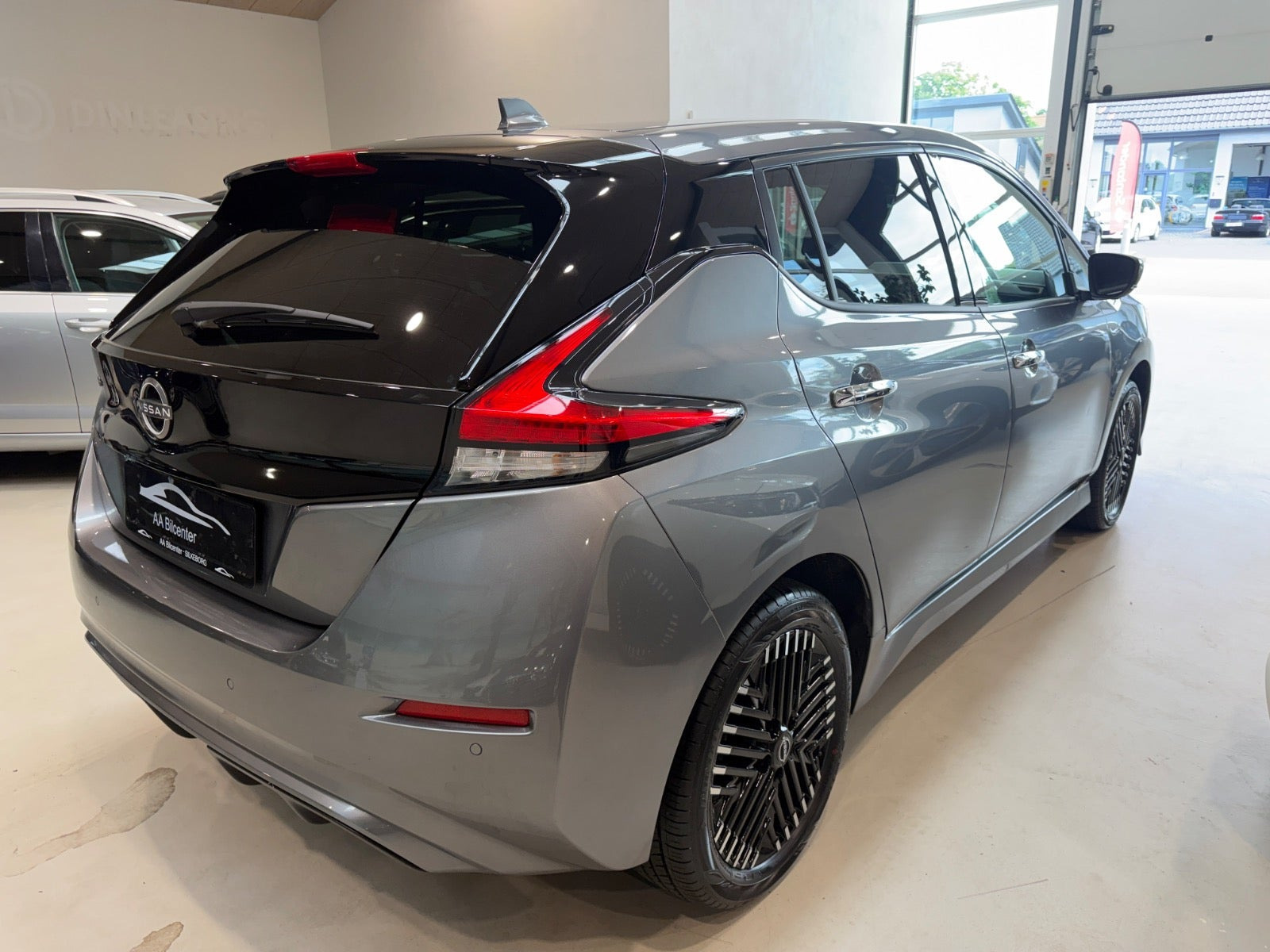 Grå Nissan Leaf fra 2022