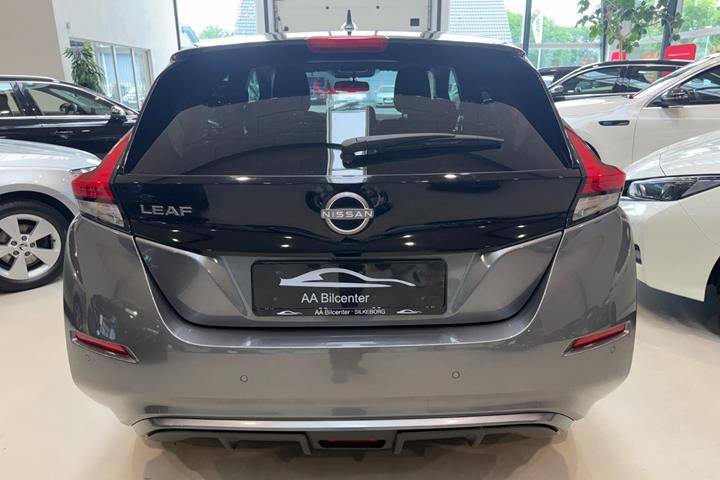 Grå Nissan Leaf fra 2022