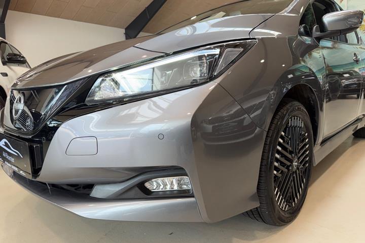 Grå Nissan Leaf fra 2022