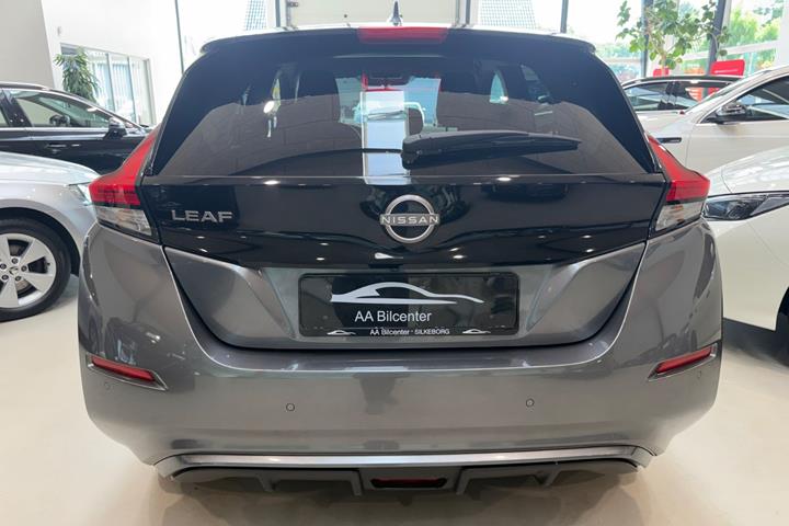 Grå Nissan Leaf fra 2022
