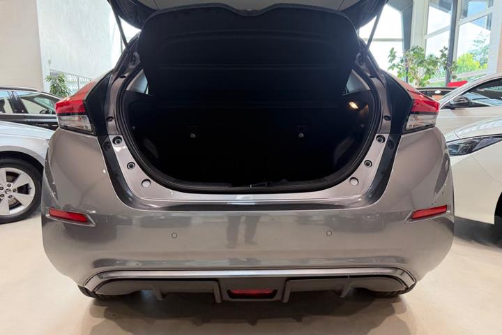 Grå Nissan Leaf fra 2022