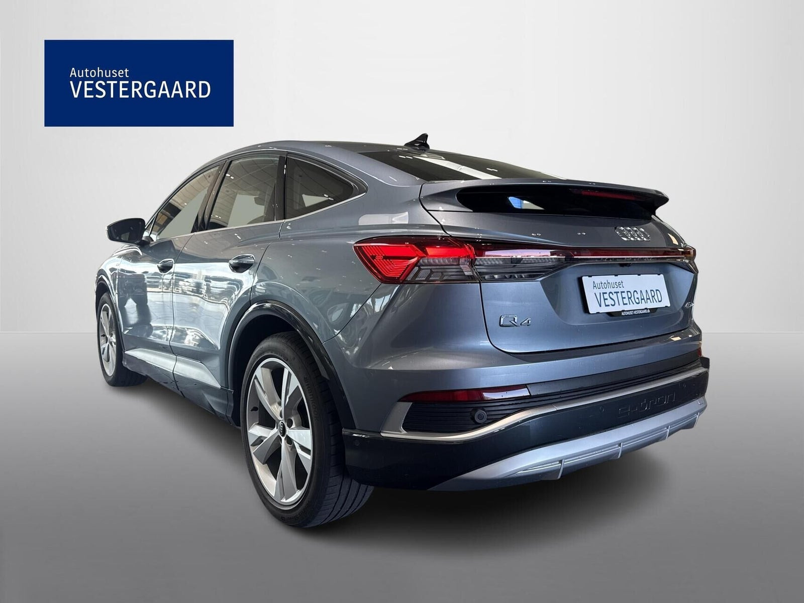 Blå Audi Q4 e-tron fra 2024