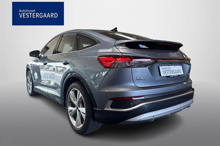 Blå Audi Q4 e-tron fra 2024