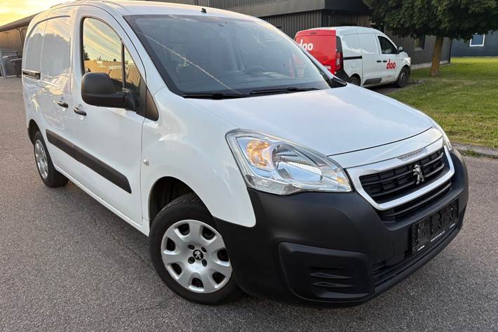 Hvid Peugeot Partner fra 2016 set udefra