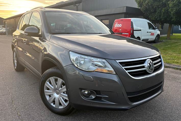 Grå VW Tiguan fra 2011 set udefra