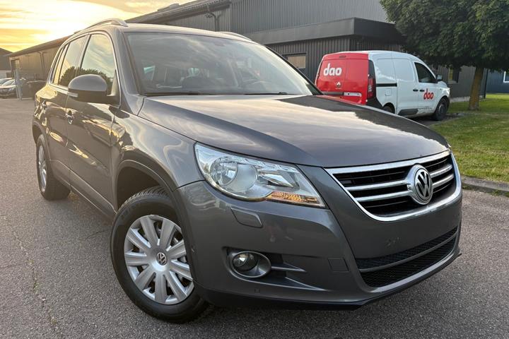 Grå VW Tiguan fra 2011 set udefra