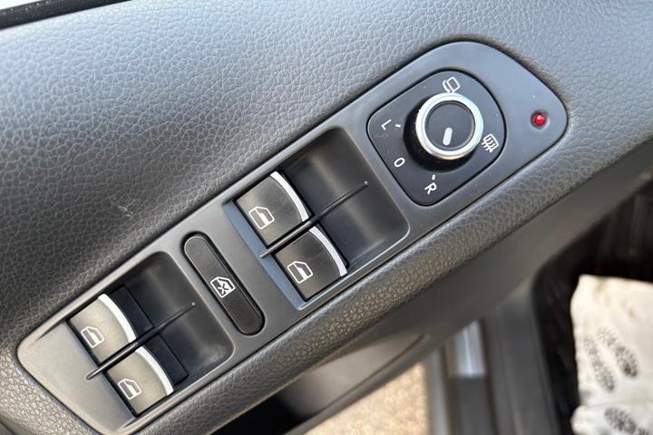 Grå VW Tiguan fra 2011