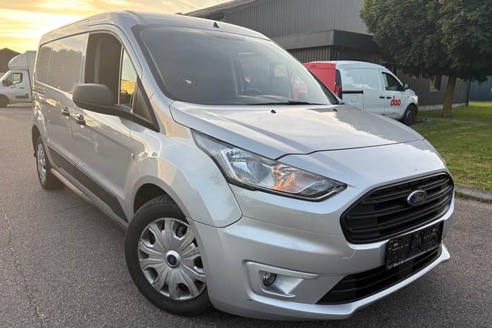 Sølv Ford Transit Connect fra 2020 set udefra