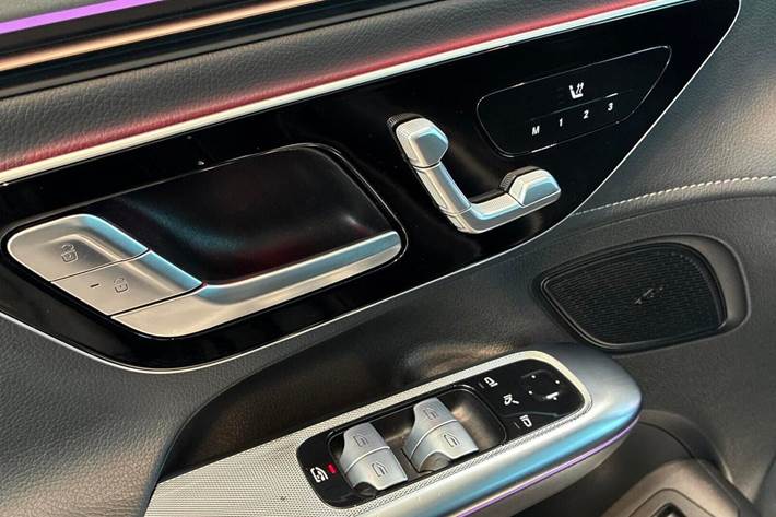 Grå Mercedes EQE350+ fra 2023