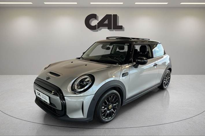 Sølv Mini Cooper SE fra 2023 set udefra