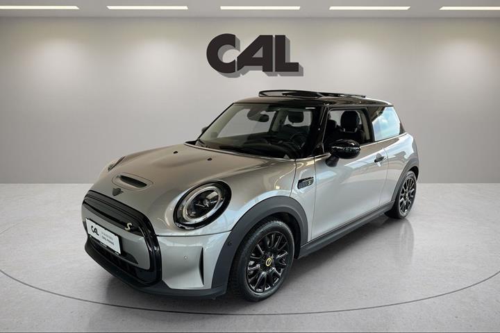 Sølv Mini Cooper SE fra 2023 set udefra