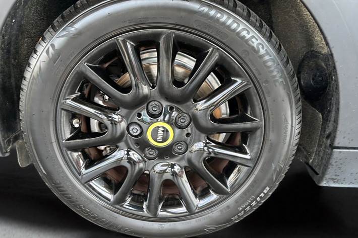 Sølv Mini Cooper SE fra 2023