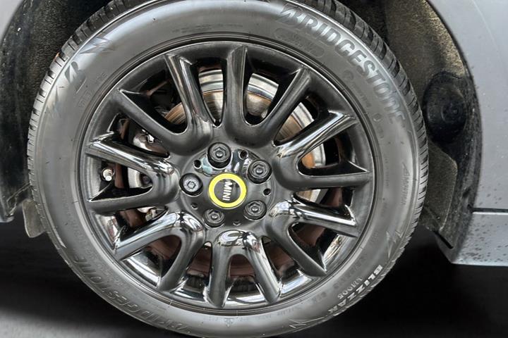 Sølv Mini Cooper SE fra 2023