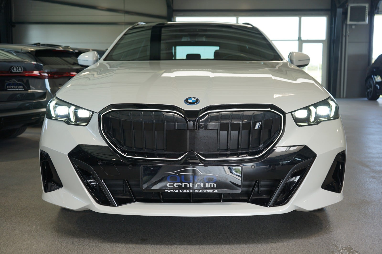 Hvid BMW i5 fra 2025