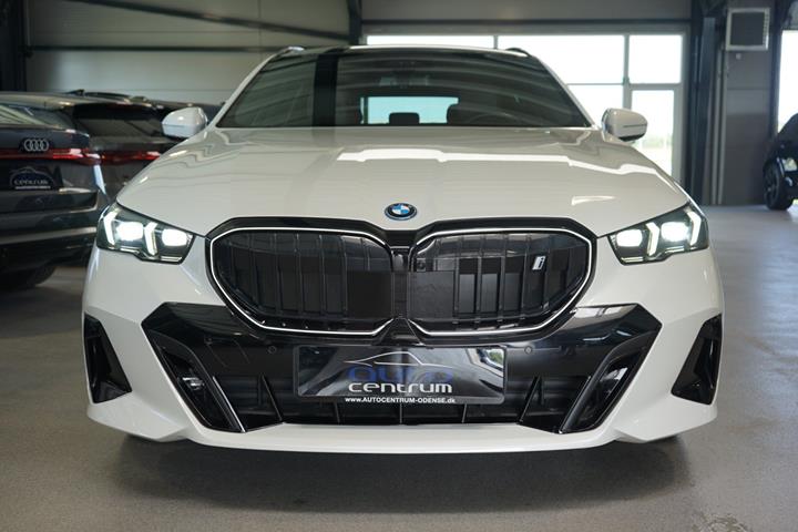 Hvid BMW i5 fra 2025