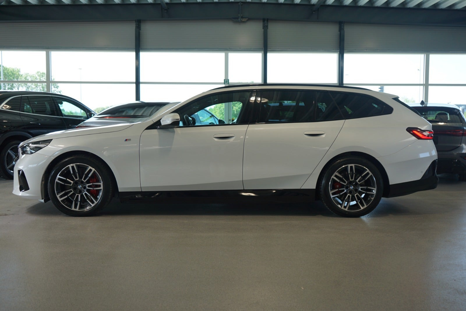 Hvid BMW i5 fra 2025