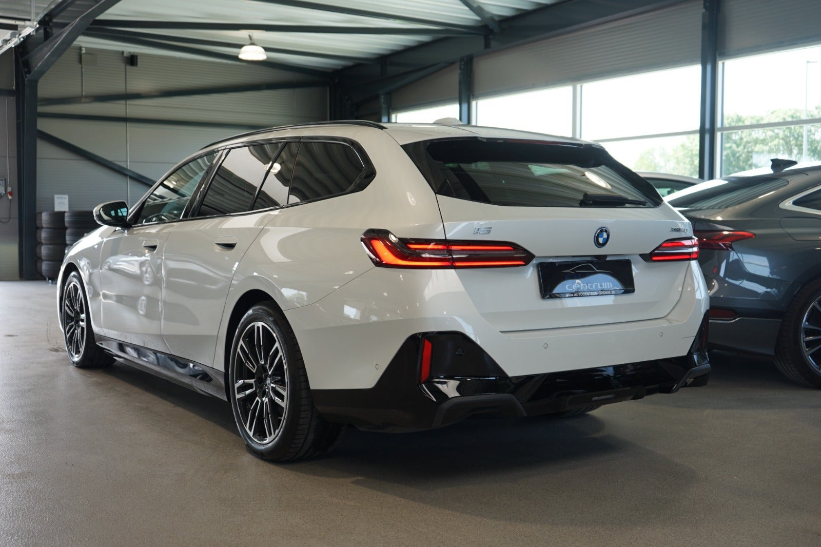 Hvid BMW i5 fra 2025