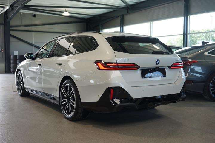 Hvid BMW i5 fra 2025