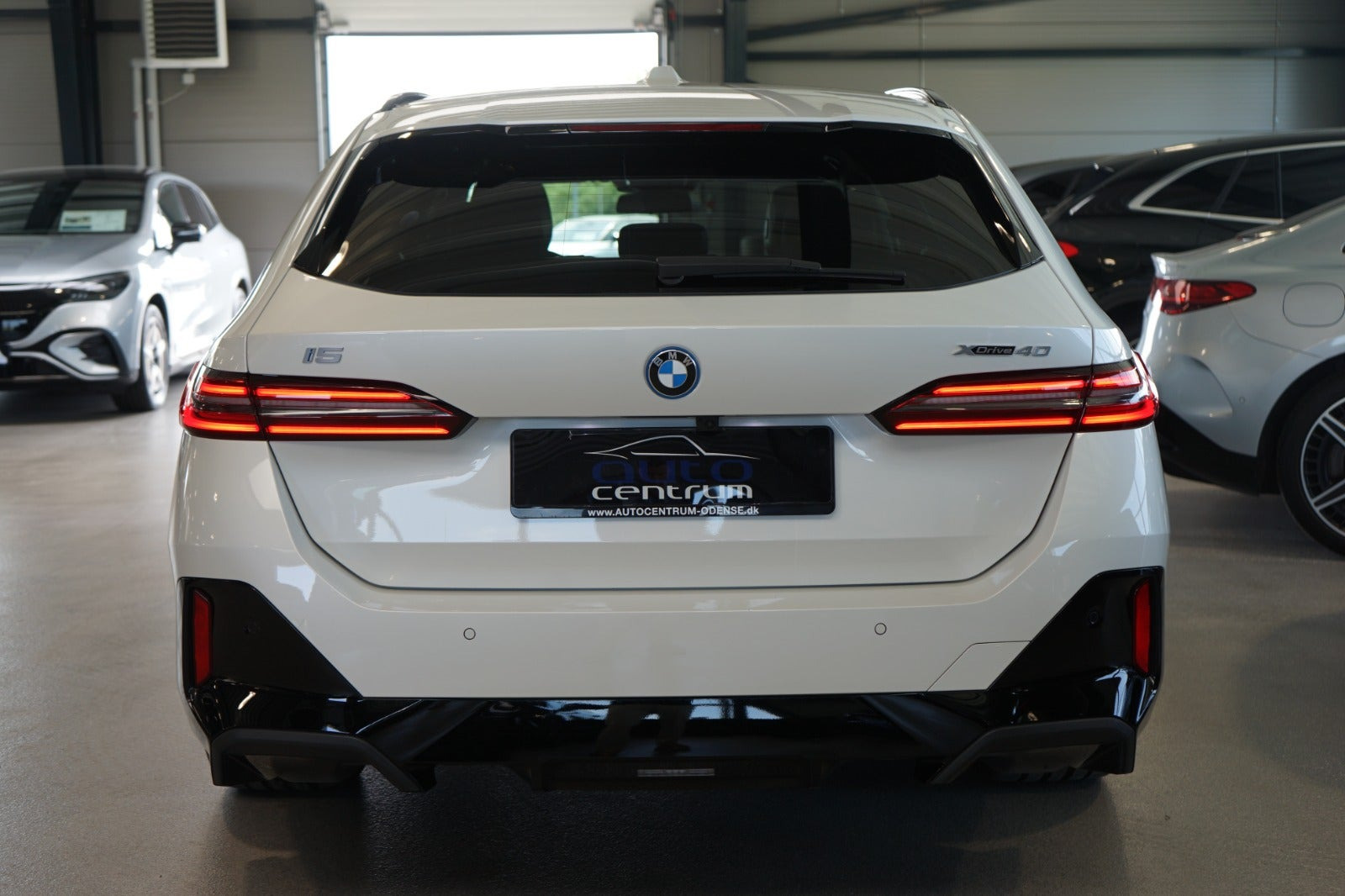 Hvid BMW i5 fra 2025