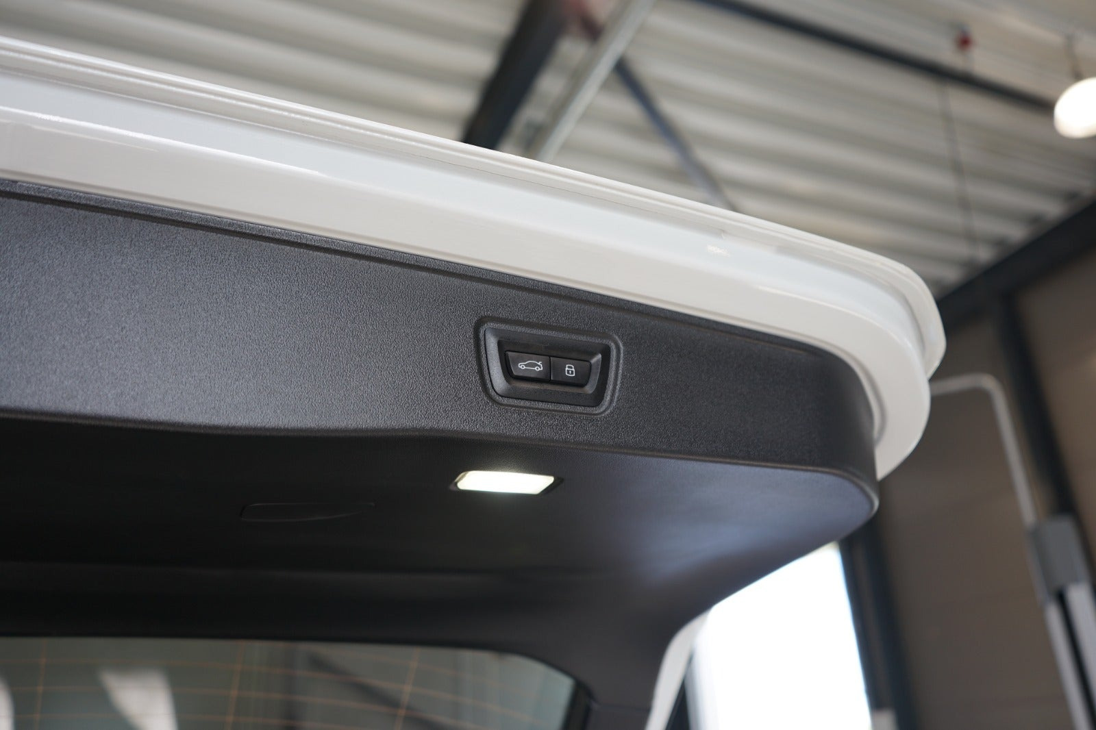 Hvid BMW i5 fra 2025
