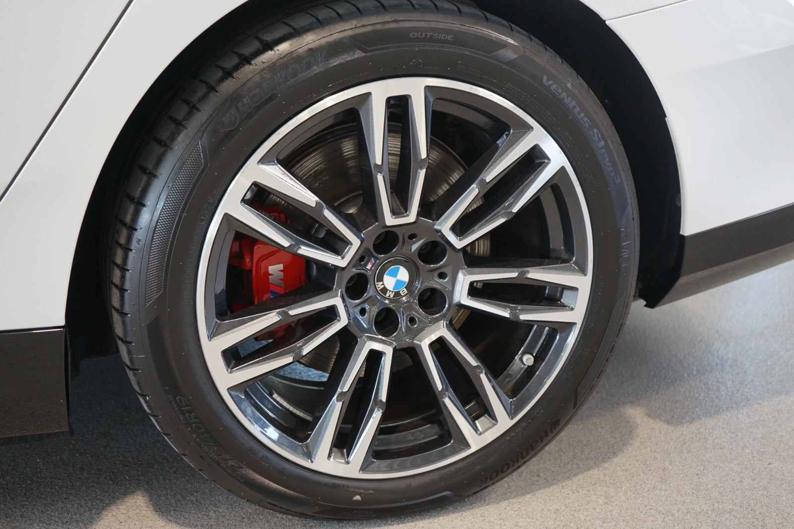 Hvid BMW i5 fra 2025