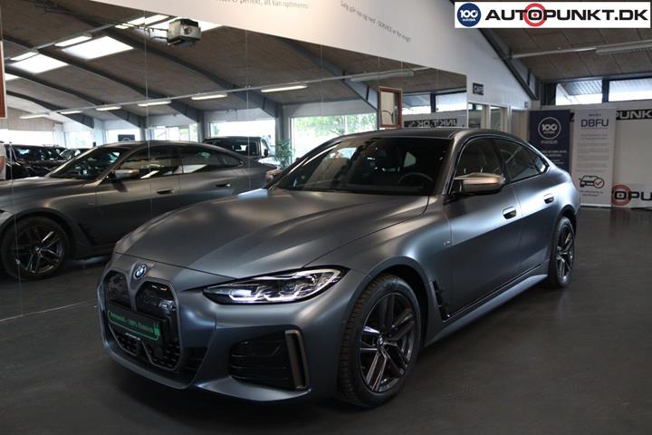 Orange BMW i4 fra 2024 set udefra