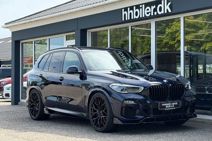 Blå BMW X5 fra 2021 set udefra
