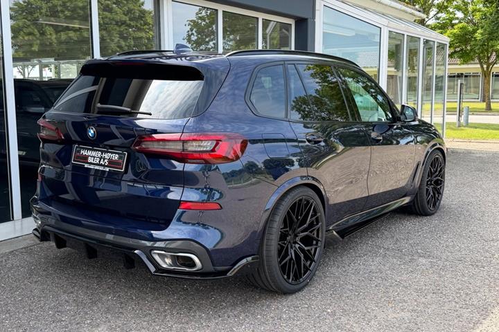 Blå BMW X5 fra 2021