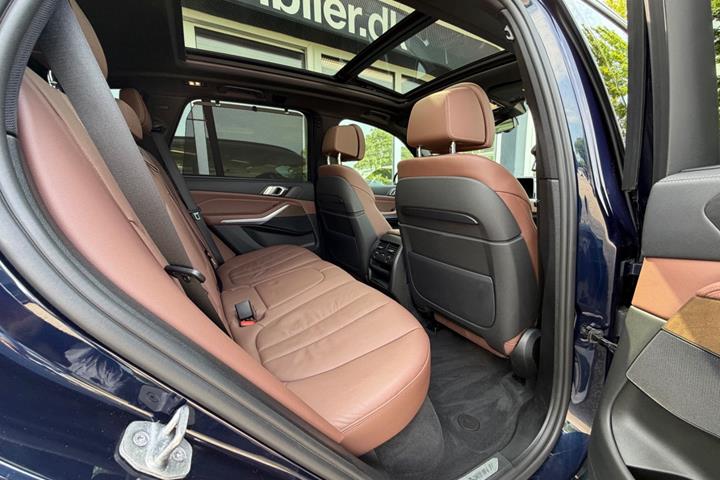 Blå BMW X5 fra 2021