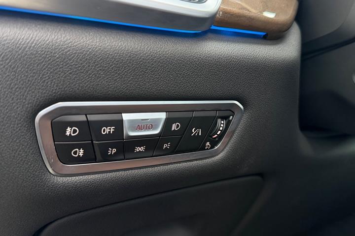 Blå BMW X5 fra 2021