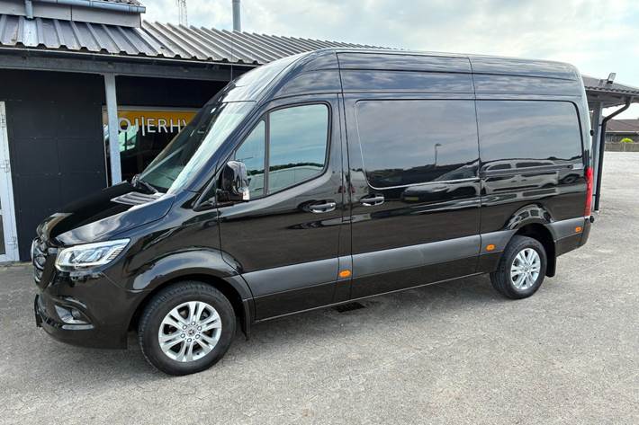 Sort Mercedes Sprinter 319 fra 2021