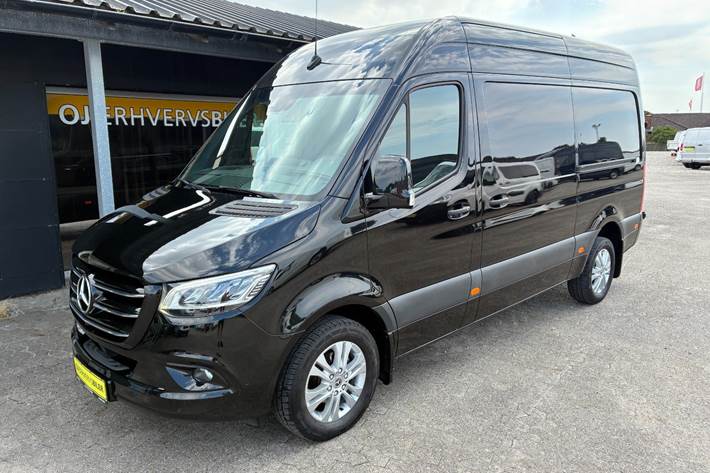 Sort Mercedes Sprinter 319 fra 2021
