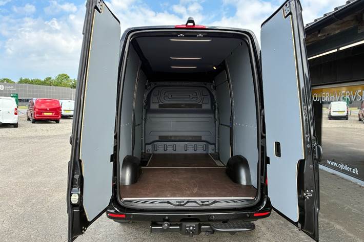 Sort Mercedes Sprinter 319 fra 2021