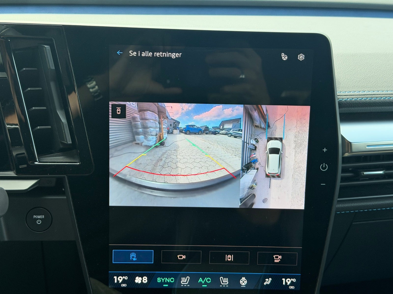Hvid Renault Scenic E-Tech fra 2024
